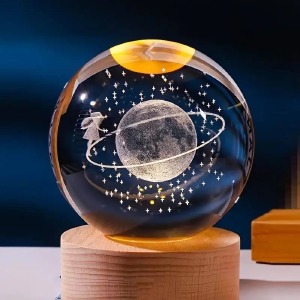 Ночник хрустальный шар 6см девочка на орбите на деревянной подставке LED подсветка/от USB - фото