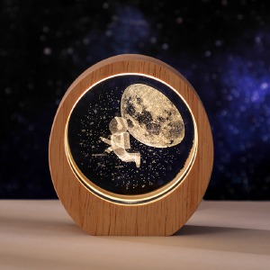 Ночник хрусталь плоский на деревяной подставке 6см космонавт LED подсетка/от USB - фото
