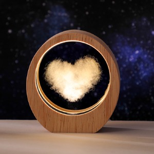 Ночник хрусталь плоский на деревяной подставке 6см сердце LED подсетка/от USB - фото