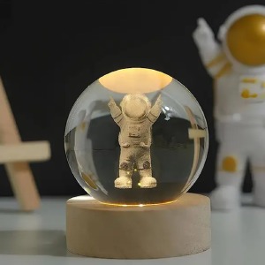 Ночник хрустальный шар 6см космонавт на деревянной подставке LED подсветка/от USB - фото