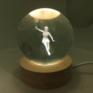Ночник хрустальный шар 8см теннисистка на деревянной подставке LED подсветка/от USB - фото