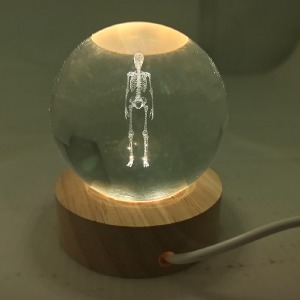 Ночник хрустальный шар 8см скелет на деревянной подставке LED подсветка/от USB - фото