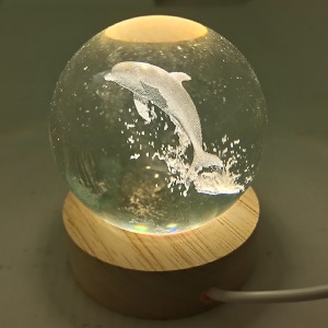 Ночник хрустальный шар 8см дельфин на деревянной подставке LED подсветка/от USB - фото