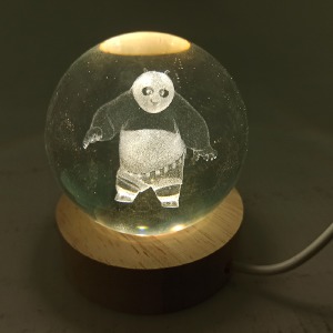 Ночник хрустальный шар 8см Кунг-Фу панда на деревянной подставке LED подсветка/от USB - фото