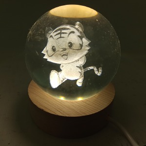 Ночник хрустальный шар 6см тигренок на деревянной подставке LED подсветка/от USB - фото