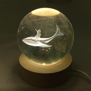 Ночник хрустальный шар 6см девочка на ките на деревянной подставке LED подсветка/от USB - фото