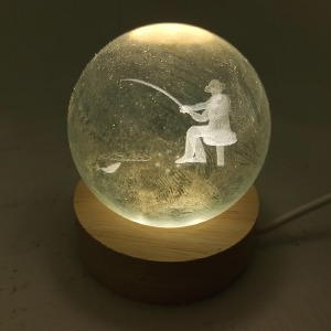 Ночник хрустальный шар 8см рыбак на деревянной подставке LED подсветка/от USB - фото