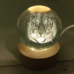 Ночник хрустальный шар 8см тигр на деревянной подставке LED подсветка/от USB - фото