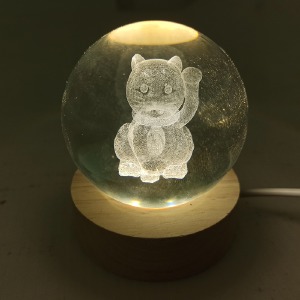 Ночник хрустальный шар 6см Манэки-нэко на деревянной подставке LED подсветка/от USB - фото