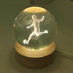 Ночник хрустальный шар 6см футболист на деревянной подставке LED подсветка/от USB - фото