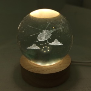 Ночник хрустальный шар 6см вертолет на деревянной подставке LED подсветка/от USB - фото