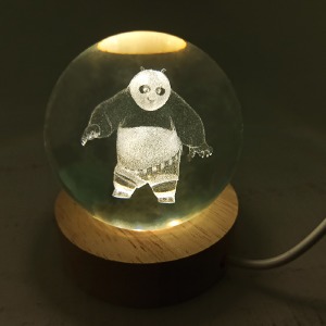 Ночник хрустальный шар 6см Кунг-Фу панда на деревянной подставке LED подсветка/от USB - фото
