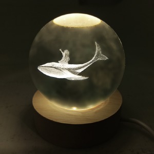 Ночник хрустальный шар 8см девочка на ките на деревянной подставке LED подсветка/от USB - фото