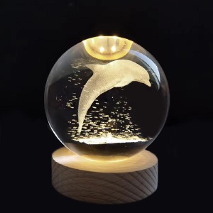 Ночник хрустальный шар 8см дельфин на деревянной подставке LED подсветка/от USB - фото