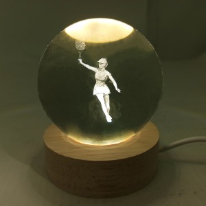 Ночник хрустальный шар 6см теннисистка на деревянной подставке LED подсветка/от USB - фото