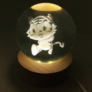 Ночник хрустальный шар 6см тигренок на деревянной подставке LED подсветка/от USB - фото