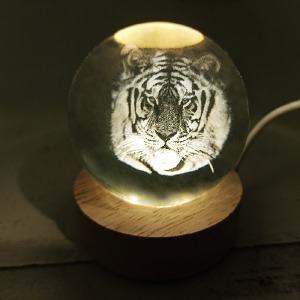 Ночник хрустальный шар 6см тигр на деревянной подставке LED подсветка/от USB - фото