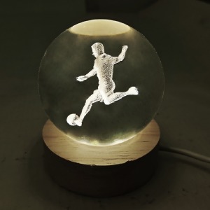 Ночник хрустальный шар 6см футболист на деревянной подставке LED подсветка/от USB - фото